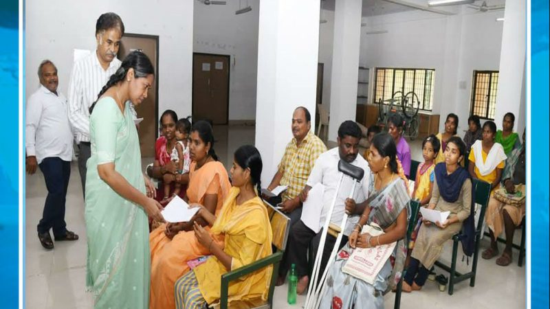 மாவட்ட ஆட்சித்தலைவர் மாற்றுத்திறனாளிகளிடம் கோரிக்கை மனுக்களை…