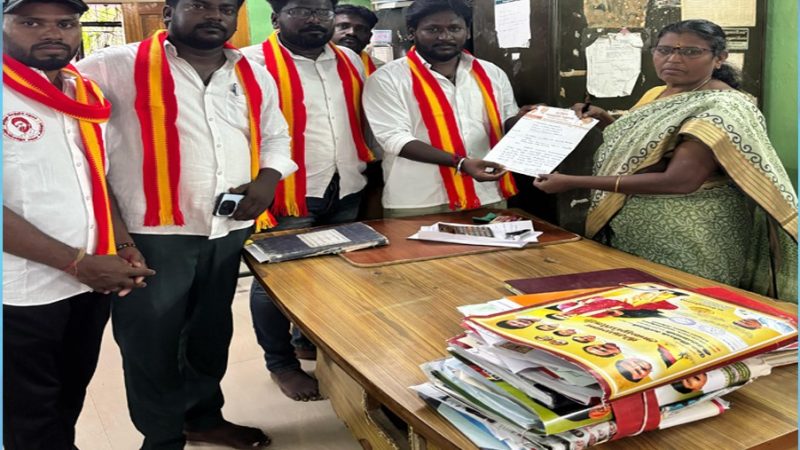 கமுதி பேரூராட்சியில் தேங்கிநிற்கும் கழிவுநீர் வாறுகாலை சுத்தம் செய்யகோரி தவெக சார்பில் மனு…