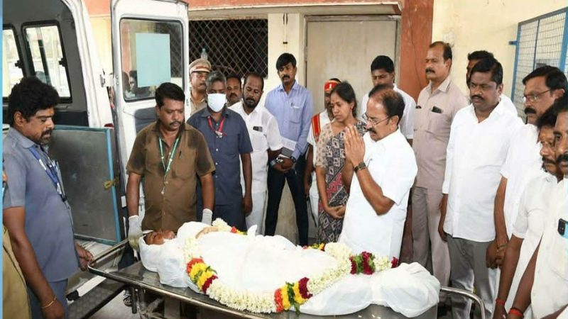பட்டாசு வெடித்து உயிரிழந்தவர்களின் உடலுக்கு மலர்மாலை வைத்து மரியாதை…