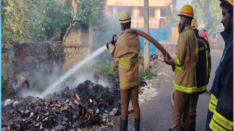 தேனி மாவட்டம் அல்லிநகரம் புல்லுக்கட்டு தெருவில் சாலையில் போடப்பட்ட குப்பையினால் தீ விபத்து…