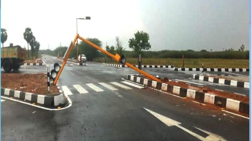 எச்சரிக்கை ஒளி கனமழையில் உடைந்து போனது…