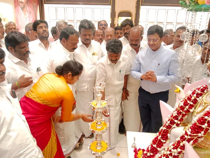 பெரம்பலூர் மாவட்டம் பெரம்பலூரில் பிரம்மாண்டமான A V R ஸ்வர்ண மஹால் ஜுவல்லரிஇரா தமிழ்ச்செல்வன் குத்துவிளக்கினை ஏற்றி துவக்கி வைத்தார்