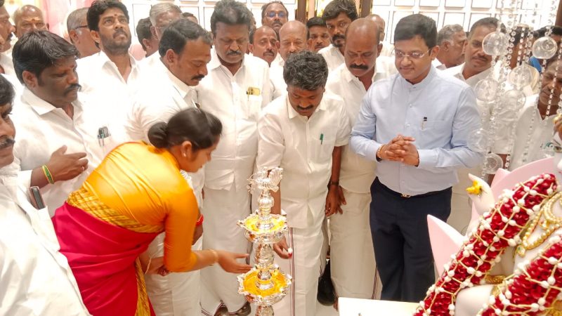 பெரம்பலூர் மாவட்டம் பெரம்பலூரில் பிரம்மாண்டமான A V R ஸ்வர்ண மஹால் ஜுவல்லரிஇரா தமிழ்ச்செல்வன் குத்துவிளக்கினை ஏற்றி துவக்கி வைத்தார்