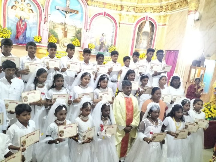 தேனி மாவட்டம்இன்று ஞாயிற்றுகிழமை திருப்பலியை முன்னிட்டு உத்தமபாளையம் புனித விண்ணரசி மாதா தேவாலயத்தில் குழந்தைகளுக்கு புதுநன்மை வழங்கும் நிகழ்வானது நடைபெற்றது.