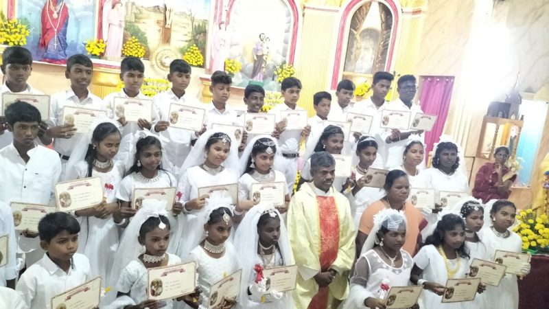தேனி மாவட்டம்இன்று ஞாயிற்றுகிழமை திருப்பலியை முன்னிட்டு உத்தமபாளையம் புனித விண்ணரசி மாதா தேவாலயத்தில் குழந்தைகளுக்கு புதுநன்மை வழங்கும் நிகழ்வானது நடைபெற்றது.