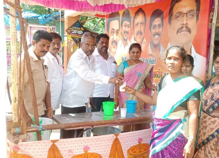ஆண்டிபட்டியில் நீர்மோர், குளிர்பானம் வழங்கும் நிகழ்வு தொடர்ந்து நடைபெற்று வருகிறது…