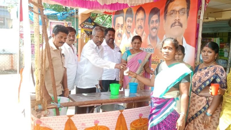 ஆண்டிபட்டியில் நீர்மோர், குளிர்பானம் வழங்கும் நிகழ்வு தொடர்ந்து நடைபெற்று வருகிறது…