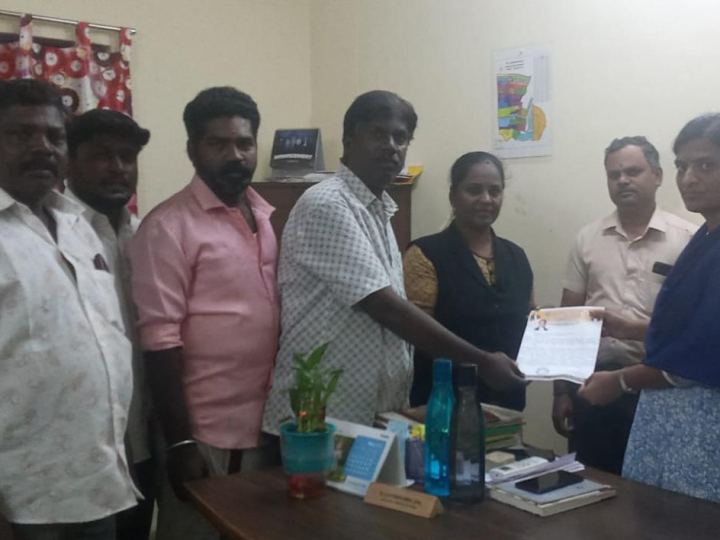 மதுரை மெயின் ரோட்டில் செயல்பட்டுவரும் எவரெஸ்ட் உணவகத்தில் பாதுகாப்பாற்ற முறையிலும்,தரமற்ற முறையிலும் உணவகம் செயல்பட்டு வருவதாகஅல்லிநகரம் நகராட்சியில் சுகாதார நலத்துறை பிரிவில் மெய்வழி மக்கள் இயக்கம் மெய்வழி சட்ட மையம் சார்பில் கோரிக்கை மனு அளித்தனர்.