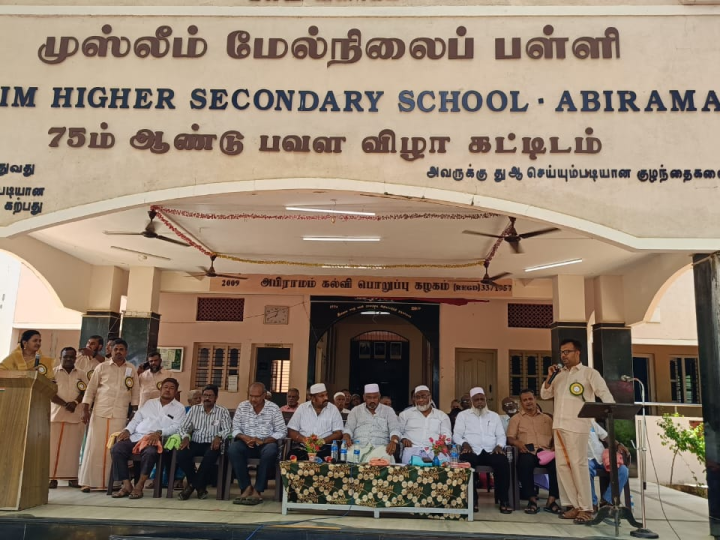 அபிராமத்தில் படித்த பள்ளியில் 31 ஆண்டுகளுக்கு பிறகு முன்னாள் மாணவ, மாணவிகள் சந்திப்பு