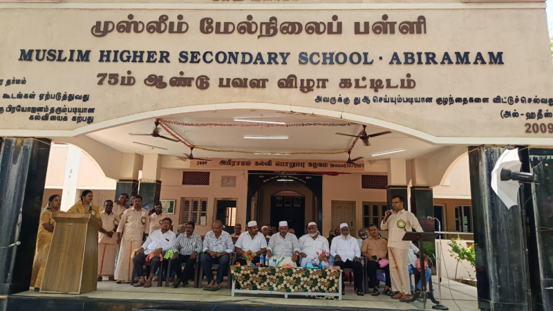 அபிராமத்தில் படித்த பள்ளியில் 31 ஆண்டுகளுக்கு பிறகு முன்னாள் மாணவ, மாணவிகள் சந்திப்பு