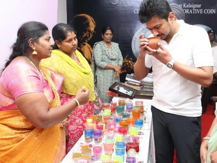 சென்னைகலைவாணர் அரங்கத்தில் நடைபெற்ற மகளிர் சுயஉதவிக்குழு தினவிழாவில் துணை முதல்வர் உதயநிதி ஸ்டாலின் அவர்கள் கலந்து கொண்டு சுயஉதவிக்குழுக்களால் தயாரிக்கப்பட்ட பொருட்களை பார்வையிட்டார்.