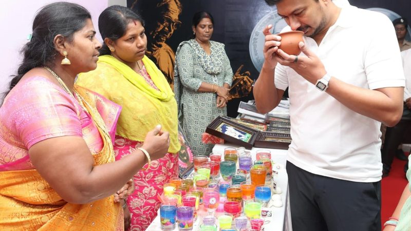 சென்னைகலைவாணர் அரங்கத்தில் நடைபெற்ற மகளிர் சுயஉதவிக்குழு தினவிழாவில் துணை முதல்வர் உதயநிதி ஸ்டாலின் அவர்கள் கலந்து கொண்டு சுயஉதவிக்குழுக்களால் தயாரிக்கப்பட்ட பொருட்களை பார்வையிட்டார்.