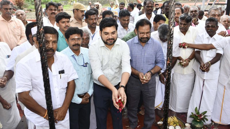 தேனி மாவட்டம்முல்லை பெரியார் அணையிலிருந்து முதல்போக சாகுபடிக்காக மாவட்ட கலெக்டர் ரஞ்ஜீத் சிங் அவர்கள் தண்ணீரை மலர்தூவி திறந்து வைத்தார்.