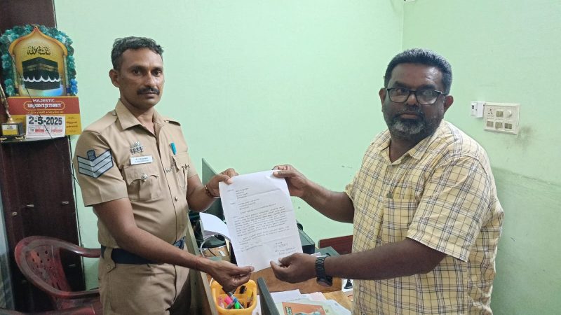 சாயல்குடி பெரியகுளம் கிராமத்திற்கு அடிப்படை வசதிவேண்டி எம்பியிடம்கோரிக்கை மனு