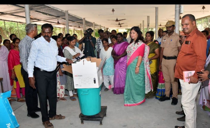 பெரம்பலூர் மாவட்டம்உலக சுற்றுச்சூழல் தினத்தை முன்னிட்டு மாவட்ட ஆட்சித்தலைவர் திருமதி கிரேஸ் பச்சாவ் இ.ஆ,ப.,அவர்கள் மாவட்ட ஆட்சியர் அலுவலகத்தில் உள்ள பல்வேறு அலுவலகங்களில் இருந்து சேகரிக்கப்பட்ட குப்பைகள் மற்றும் கழிவுகளை அப்புறப்படுத்தும் பணிகளை பார்வையிட்டார்