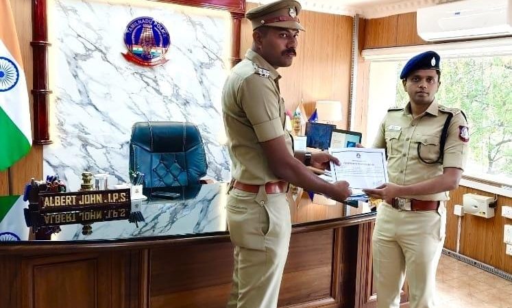 தூத்துக்குடி மாவட்டம் கோவில்பட்டி சரகத்திற்கு உள்பட்டபகுதியில் கடந்த 2023ஆம் ஆண்டு நடந்த பெண் கொலை வழக்கில்2 ஆண்டுகளுக்குப் பிறகு சிறப்பாக விசாரணை மேற்கொண்டு சம்பந்தப்பட்ட நபர்களை கைது செய்த தனிப்படை காவல்துறையினரை மாவட்ட காவல் கண்காணிப்பாளர் . ஆல்பர்ட் ஜான்  சான்றிதழ் வழங்கி பாராட்டினார்.