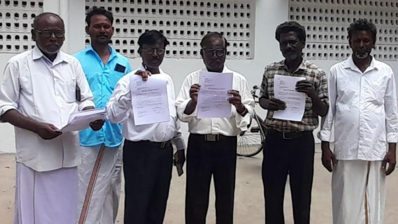 ராமநாதபுரம் மாவட்டம், சித்தூர் அஞ்சல் வன்னி வயல் கிராமத்தில் சுமார் 450 குடும்பங்களுக்கு மேல் குடியிருந்து வருகிறார்கள். இங்கு 60 வருடங்களுக்கு முன் மின்சாரம் வழங்கப்பட்ட நிலையில் தற்பொழுது மின்கம்பங்கள் தாழ்வான நிலையில் உள்ளது எனவே வன்னிவயல் கிராமத்தில் மின் வயர்கள், மின் கம்பங்கள் தாழ்வான நிலையில் இருந்ததால் சென்ற மாதங்களில் செல்லமுத்து (ம) அவர்களின் குடும்பத்தினர் மீது மின்கம்பி அறுந்து விழுந்து ராமநாதபுரம் அரசு மருத்துவமனையில் உள்நோயாளியாக சிகிச்சை எடுத்துக் கொண்டார்கள் வன்னிவயலில் உள்ள பிரசித்தி பெற்ற கோயிலான செல்லியம்மன் கோவிலுக்கு கட்டிடங்கள் பழுது பார்ப்பதற்கு இந்து சமய அறநிலையத்துறையின் மூலம் நிதி ஒதுக்கீடு செய்து தர வேண்டியும் மாவட்ட கலெக்டரிடம் கிராமத்தலைவர் சாத்தையா தலைமையில் மனு அளித்தனர்.