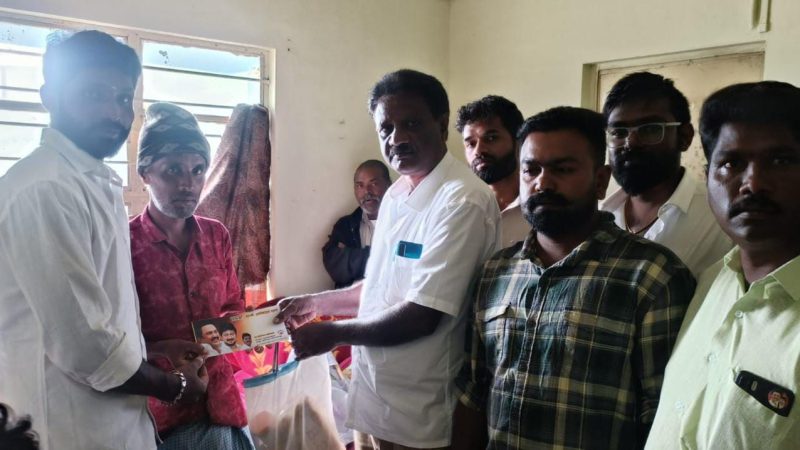 நீலகிரிகோத்தகிரி திராவிட முன்னேற்றக் கழக ஒன்றிய இளைஞரணி அமைப்பாளர் நிஷாந்த் ஏற்பாட்டில் இளைஞர் அணி துணை அமைப்பாளர்கள் சதீஷ், ஆஷிக்,ஆதர்ஷ், எபினேசர்,முன்னிலையில் அரசு மருத்துவமனையில் சிகிச்சை பெற்று வரும் நோயாளிகளுக்கு நலத்திட்ட உதவிகளை ஒன்றிய செயலாளர் நெல்லை கண்ணன் வழங்கினார்.இந்நிகழ்வில் காளிதாஸ் கில்பட், மு.க. கணபதி, செல்வம், சுசில் ஜீவாநந், அசார் கான, நவீன், வினோத், மோகன் உட்பட ஏராளமானோர் கலந்து கொண்டனர்