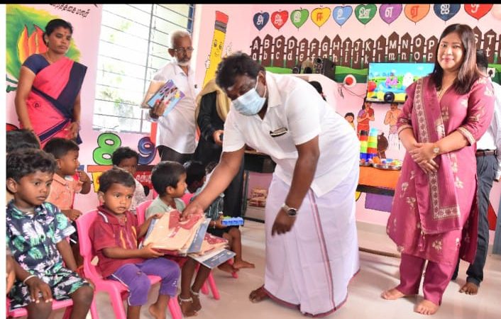 பெரம்பலூர் மாவட்டத்தில் குழந்தைகள் நல மையத்தில் பயின்று வரும் 18,802 குழந்தைகளுக்கு பள்ளிச் சீருடைகள் மற்றும் முன்பருவக் கல்வி உபகரணங்கள் வழங்கும் பணியினை  போக்குவரத்து மற்றும் மின்சாரத்துறை அமைச்சர் சா.சி.சிவசங்கர்  குழந்தைகளுக்கு வழங்கி தொடங்கி வைத்தார்.