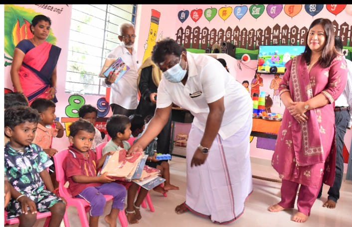 பெரம்பலூர் மாவட்டத்தில் குழந்தைகள் நல மையத்தில் பயின்று வரும் 18,802 குழந்தைகளுக்கு பள்ளிச் சீருடைகள் மற்றும் முன்பருவக் கல்வி உபகரணங்கள் வழங்கும் பணியினை  போக்குவரத்து மற்றும் மின்சாரத்துறை அமைச்சர் சா.சி.சிவசங்கர்  குழந்தைகளுக்கு வழங்கி தொடங்கி வைத்தார்.