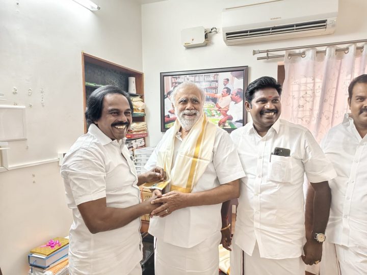 திண்டுக்கல்பால்வளத்துறை சார்ந்த ஆய்வுப் பணிகளை மேற்கொள்ள இருக்கும் நிலையில் ஊரக வளர்ச்சித்துறை அமைச்சர் இ.பெரியசாமி மற்றும் பழனி சட்டமன்ற உறுப்பினர் செந்தில்குமார் பால்வளத்துறை அமைச்சர் மனோ தங்கராஜ் மரியாதை நிமித்தமாக சந்தித்தார்