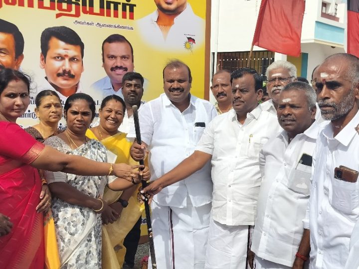 கோவை மாவட்டம் தொண்டாமுத்தூர் வடக்கு ஒன்றியத்திற்குட்பட்ட வேடப்பட்டி பேரூராட்சியில் சிறப்பு நிதியின் கீழ் ரூ.74 லட்சம் மதிப்பீட்டில் தார் சாலை அமைக்கும் பணியை பொள்ளாச்சி நாடாளுமன்ற உறுப்பினர் கே.ஈஸ்வரசாமி, வடக்கு மாவட்ட செயலாளர் தொண்டாமுத்தூர் ரவி ஆகியோர் துவக்கி வைத்தனர்.
