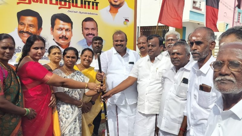 கோவை மாவட்டம் தொண்டாமுத்தூர் வடக்கு ஒன்றியத்திற்குட்பட்ட வேடப்பட்டி பேரூராட்சியில் சிறப்பு நிதியின் கீழ் ரூ.74 லட்சம் மதிப்பீட்டில் தார் சாலை அமைக்கும் பணியை பொள்ளாச்சி நாடாளுமன்ற உறுப்பினர் கே.ஈஸ்வரசாமி, வடக்கு மாவட்ட செயலாளர் தொண்டாமுத்தூர் ரவி ஆகியோர் துவக்கி வைத்தனர்.