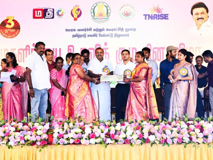 கோவை தமிழக முதல்வர் தலைமையில் சென்னையில் நடைபெறும் மகளிர் சுயஉதவிக்குழுக்கு வங்கி கடன் இணைப்புகள் வழங்குதல் மற்றும் மணிமேகலை விருதுகள் வழங்கும் நிகழ்ச்சியானது கோயம்புத்தூர் மாவட்டம் மலுமிச்சம்பட்டி கற்பகம் பல்கலைக்கழக வளாகத்தில் நடைபெற்றது