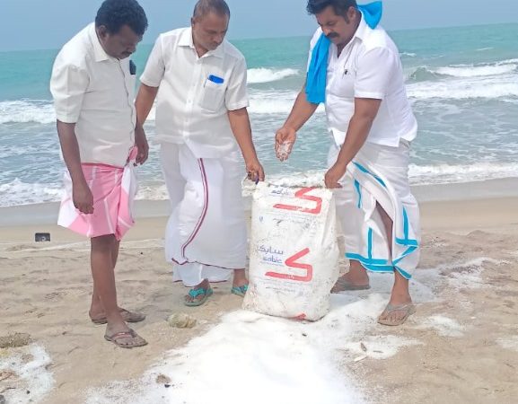 கடந்த மே 24 தேதி கேரளா விழிஞ்சிசம் துறைமுகத்திலிருந்து சென்ற வெளிநாட்டு கப்பல் கடலில் மூழ்கியதில் பல்வேறு ரசாயன பொருட்கள் வெளியேறியது.