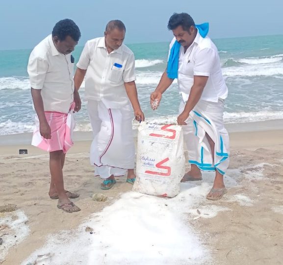 கடந்த மே 24 தேதி கேரளா விழிஞ்சிசம் துறைமுகத்திலிருந்து சென்ற வெளிநாட்டு கப்பல் கடலில் மூழ்கியதில் பல்வேறு ரசாயன பொருட்கள் வெளியேறியது.
