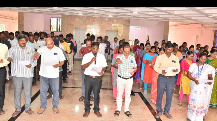பெரம்பலூர் மாவட்டம்மாவட்ட வருவாய் அலுவலர் மு.வடிவேல் பிரபு தலைமையில் குழந்தைத் தொழிலாளர் முறையினை அகற்றும் உறுதிமொழியினை அனைத்துத்துறை அரசு அலுவலர்களும் ஏற்றனர்
