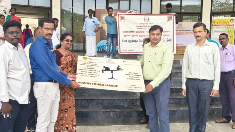 குழந்தை தொழிலாளர் முறை எதிர்ப்பு தின உறுதிமொழி செங்கல்பட்டு மாவட்டத்தில் மாவட்ட ஆட்சியர் அலுவலக வளாகத்தில் தொழிலாளர் நலத்துறை மற்றும் ஹேண்ட் இன் ஹேண்ட் இந்தியா நிறுவனம் இணைந்து குழந்தை தொழிலாளர் முறை எதிர்ப்பு தின நிகழ்ச்சி நடைபெற்றது.