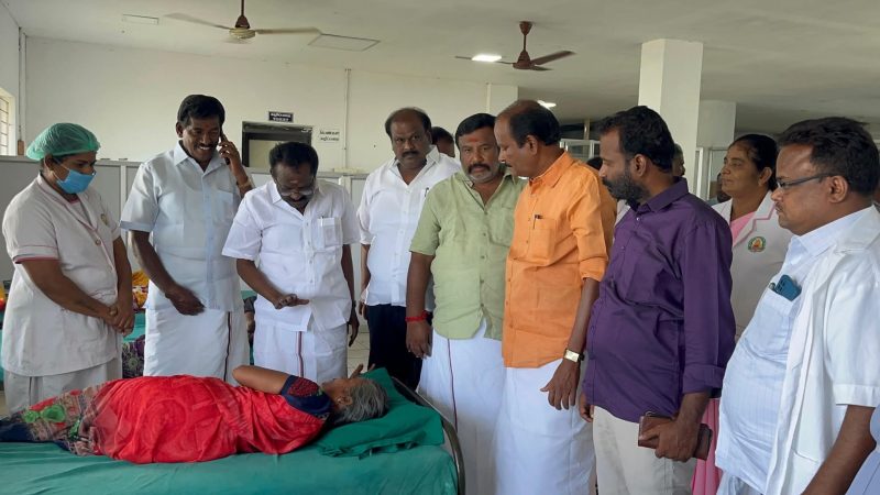 பரமக்குடிஅருகே குழவி கொட்டியதில் 40பேர்காயம் மருத்துவமனையில் அனுமதி
