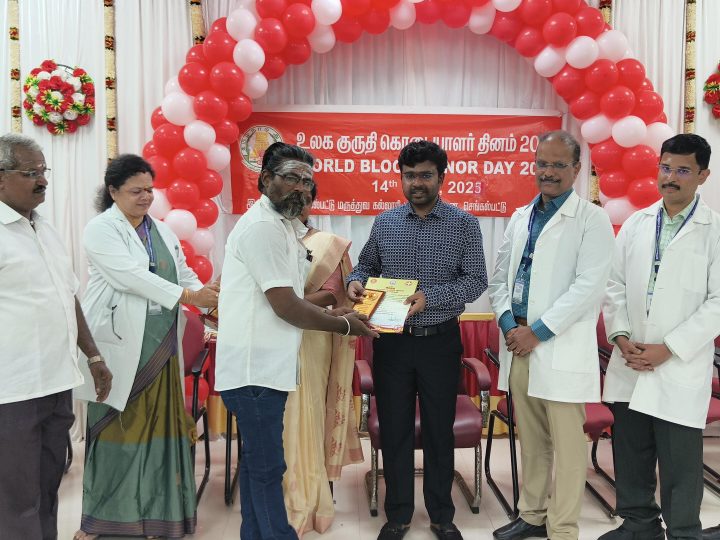 செங்கல்பட்டு அரசு மருத்துவக் கல்லூரி மருத்துவமனையில் உலக ரத்த தான தினத்தை ஒட்டி உறுதிமொழி மற்றும் ரத்ததானம் அளித்த உதவும் கரங்கள் சரவணன் அவர்களுக்கு பாராட்டு சான்றிதழ் மாவட்ட ஆட்சியர் வழங்கினார்