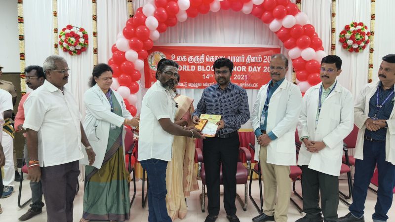 செங்கல்பட்டு அரசு மருத்துவக் கல்லூரி மருத்துவமனையில் உலக ரத்த தான தினத்தை ஒட்டி உறுதிமொழி மற்றும் ரத்ததானம் அளித்த உதவும் கரங்கள் சரவணன் அவர்களுக்கு பாராட்டு சான்றிதழ் மாவட்ட ஆட்சியர் வழங்கினார்