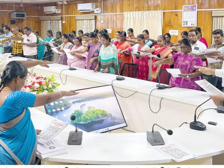 ராமநாதபுரம் மாவட்ட ஆட்சியர் அலுவலக கூட்டஅரங்கில் மாவட்ட ஆட்சித் தலைவர் சிம்ரன்ஜீத் சிங்.
