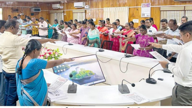 ராமநாதபுரம் மாவட்ட ஆட்சியர் அலுவலக கூட்டஅரங்கில் மாவட்ட ஆட்சித் தலைவர் சிம்ரன்ஜீத் சிங்.