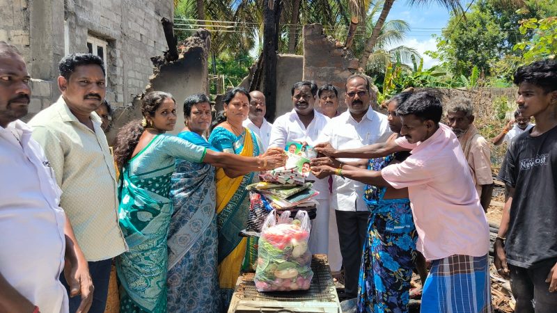 மதுராந்தகம் தெற்கு ஒன்றியம் விராலூர் ஊராட்சி தேவனூர் கிராமத்தை சேர்ந்த அன்பழகன் – சுகந்திதம்பதியின் குடிசைவீடு மின்கசிவு காரணமாக தீ விபத்துக்குள்ளனபாதிக்கபட்டவர்களுக்குமதுராந்தகம் சட்டமன்ற உறுப்பினர் K.மரகதம் குமரவேல்