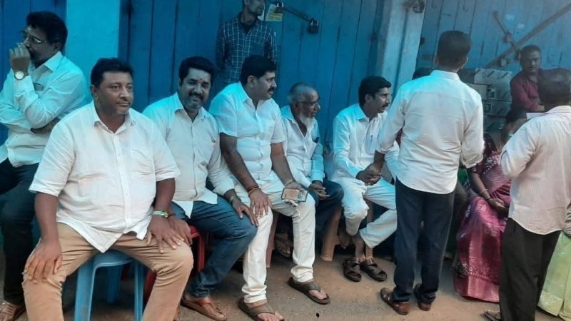 குன்னூர் மார்கெட் கடைகளை இடிக்க நோட்டீஸ் வழங்க கூடாது என குன்னூர் அ தி மு க நகர செயலாளர் சரவணகுமார் தலமையில் எதிர்ப்பு தெரிவித்து போராட்டம்