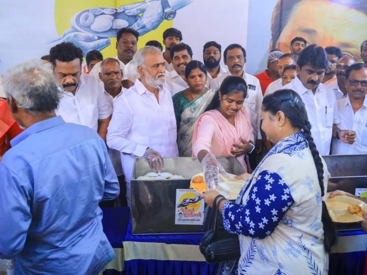 சென்னை தமிழக முதலமைச்சர் மு.க.ஸ்டாலின் அவர்களின் பிறந்தநாளை முன்னிட்டு கிழக்கு மாவட்ட திமுக சார்பில் 365நாட்களும் நாள் ஒன்றுக்கு 1000நபர்களுக்கு காலை உணவு வழங்கும் ‘அன்னம் தரும் அமுதக்கரங்கள்’ என்ற நிகழ்வை இந்து சமய அறநிலையத்துறை அமைச்சர் சேகர்பாபு அவர்கள் தொடங்கி வைத்தார்