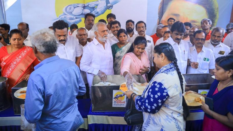 சென்னை தமிழக முதலமைச்சர் மு.க.ஸ்டாலின் அவர்களின் பிறந்தநாளை முன்னிட்டு கிழக்கு மாவட்ட திமுக சார்பில் 365நாட்களும் நாள் ஒன்றுக்கு 1000நபர்களுக்கு காலை உணவு வழங்கும் ‘அன்னம் தரும் அமுதக்கரங்கள்’ என்ற நிகழ்வை இந்து சமய அறநிலையத்துறை அமைச்சர் சேகர்பாபு அவர்கள் தொடங்கி வைத்தார்