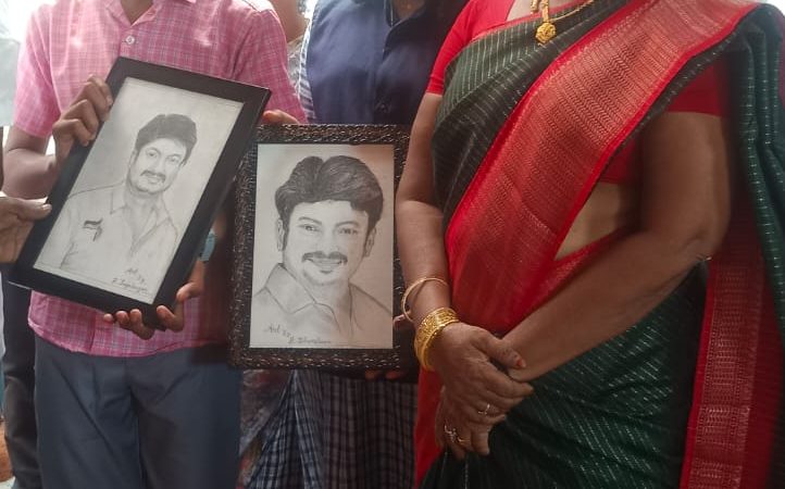 தமிழக துணை முதலமைச்சர் உதயநிதி ஸ்டாலின் தேனி மாவட்ட கலெக்டர் அலுவலகத்தில் நலத்திட்ட உதவிகள் வழங்க வருகைதந்ததை தொடர்ந்து பதினொன்றாம் வகுப்பு மாணவி தர்ஷனா மற்றும் ஒன்பதாம் வகுப்பு மாணவர் ஜககுகன் துணை முதல்வரின் உருவ படங்களை வரைந்து பரிசளிக்க காத்திருந்தனர்…