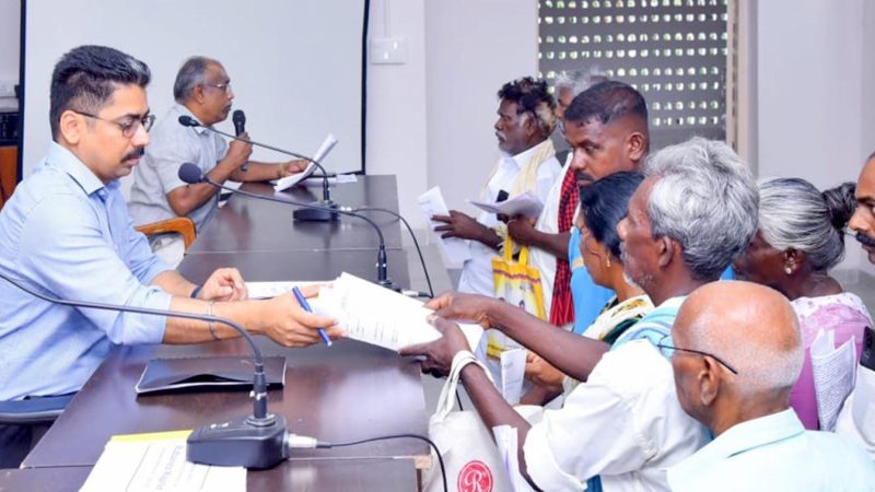 ராமநாதபுரம் மாவட்டம் ஆட்சியர் அலுவலக கூட்ட ரங்கில் இன்று மாவட்ட ஆட்சித் தலைவர் சிம்ரன் ஜீத்சிங் காலோன் மக்கள் குறைதீர்க்கும் நாள் கூட்டத்தில் பொதுமக்களிடம் மனுக்களை பெற்று குறைகளை கேட்டறிந்தார்…