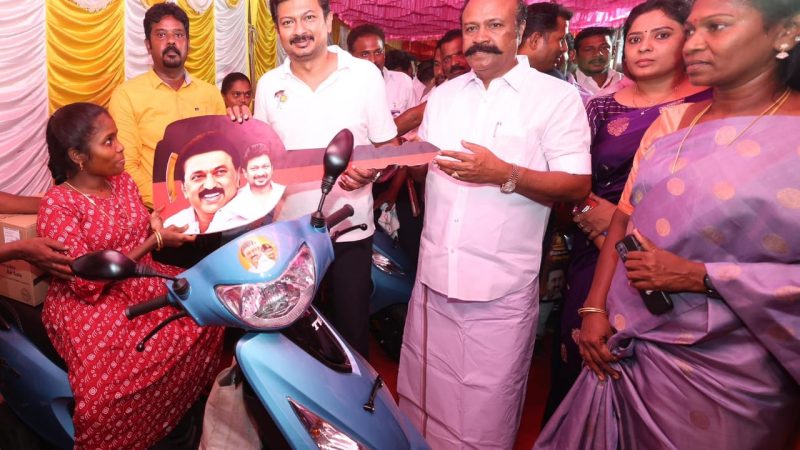 சிவகங்கை கலைஞர்  பிறந்தநாளை முன்னிட்டு மாற்றுத்திறனாளி சகோதரிகளுக்கு மூன்று சக்கர ஸ்கூட்டரை துணை முதல்வர் உதயநிதி ஸ்டாலின்  வழங்கினார்.