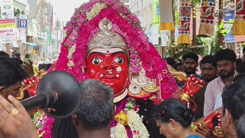 கும்பகோணம் மடத்து தெருவில் அமைந்துள்ள பழமை வாய்ந்த ஸ்ரீ படைவெட்டி மாரியம்மன் மற்றும்ஸ்ரீ பத்ரகாளியம்மன் ஆலயத்தில் 135, ஆம் ஆண்டு திருநடன உற்சவ விழா இன்று நடைபெற்றுது.