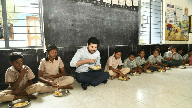 மாணவர்களுடன் கலந்துரையாடல் தேனி மாவட்டம் பொம்மையகவுண்டன்பட்டி அரசு கள்ளர் தொடக்கப்பள்ளியில் உங்களைத்தேடி உங்கள் ஊரில் திட்டத்தின் கீழ் மாவட்ட கலெக்டர் ரஞ்ஜீத் சிங் அவர்கள் மாணவர்களுடன் கலந்துரையாடி உணவருந்தினார்.
