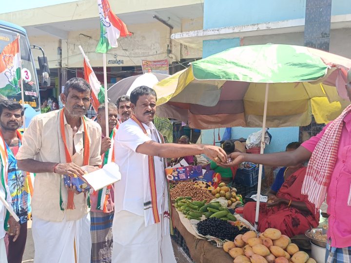 கமுதியில் ராகுல் காந்தி பிறந்தநாள் விழாகாங்கிரஸ் கட்சியினர் இனிப்பு வழங்கி கொண்டாடினர்.