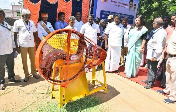 பெரம்பலூர் மாவட்டத்தில் கால்நடை பராமரிப்புத் துறையின் சார்பில் தீவன அபிவிருத்தி திட்டத்தின் கீழ் 40 பயணிகளுக்கு தீவனப்புல் அறுக்கும் கருவி வழங்கினார்கள்.