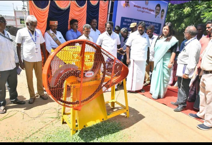 பெரம்பலூர் மாவட்டத்தில் கால்நடை பராமரிப்புத் துறையின் சார்பில் தீவன அபிவிருத்தி திட்டத்தின் கீழ் 40 பயணிகளுக்கு தீவனப்புல் அறுக்கும் கருவி வழங்கினார்கள்.