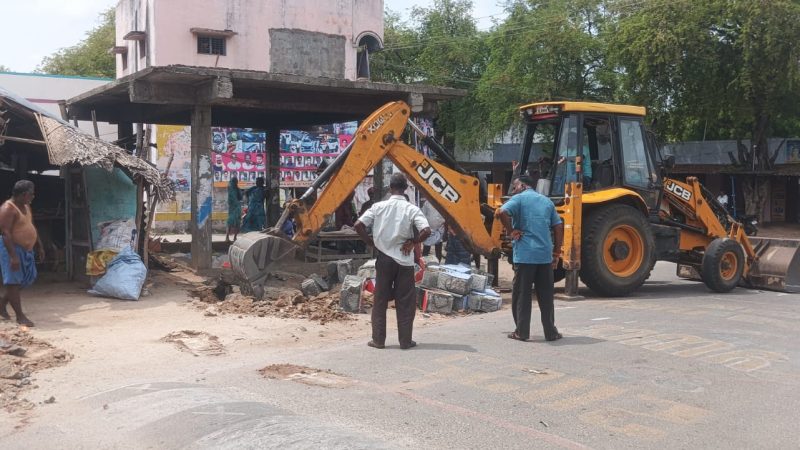 நாமக்கல் மாவட்டம் எருமைப்பட்டி ஒன்றியம் செவந்திப்பட்டி ஊராட்சியில் அனைத்து கட்சி கொடி கம்பங்கள் கல்வெட்டுகள் சாதி சங்க கல்வெட்டுகள் அனைத்தும் அகற்றப்பட்டது.